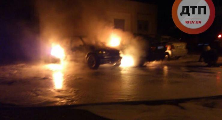 В Киеве во дворе сгорели KIA Sportage и BMW X5 (фото)