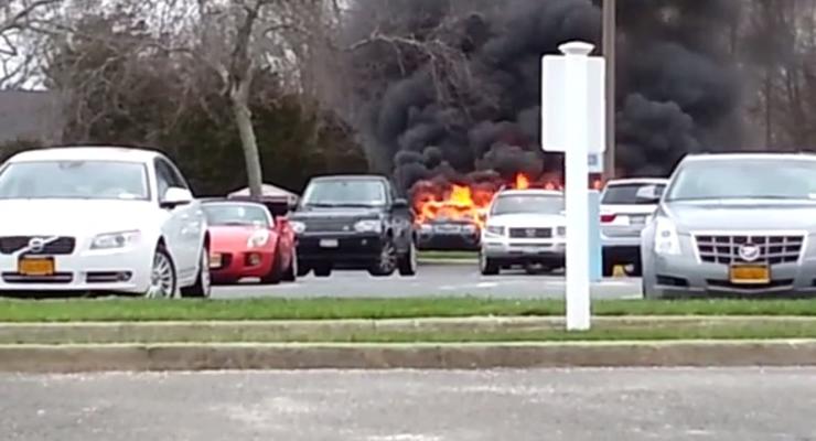 Американец сжег свою машину, пытаясь избавиться от клопов (видео)