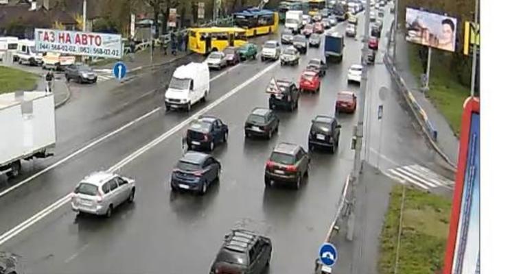 В Киеве столкнулись четыре авто и маршрутка (видео)