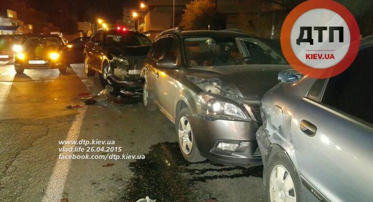 В Киеве неадекватный водитель Infiniti разбил 5 авто (фото)