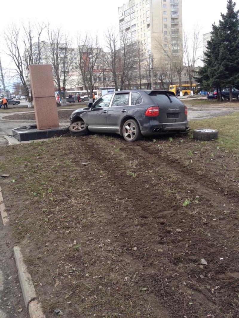В России Porsche Cayenne влетел в памятный знак ветеранам ВОВ / zebra-tv.ru