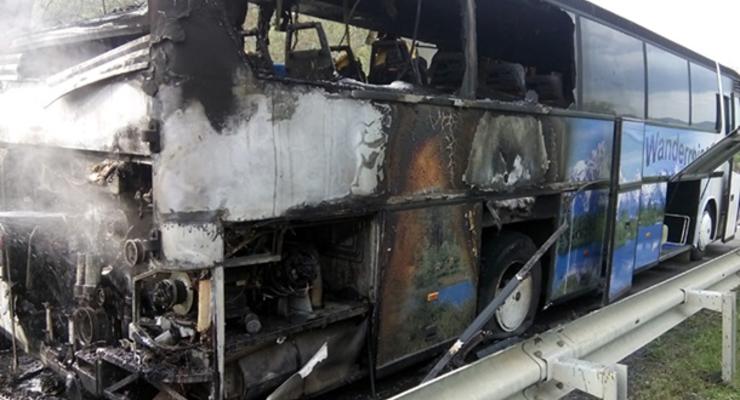 На Закарпатье на ходу вспыхнул автобус с пассажирами (видео)