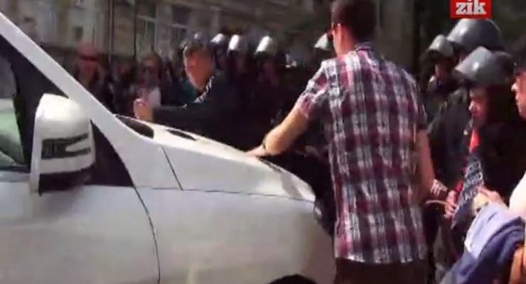 Пьяный водитель таранил людей, митинговавших под АП в Киеве