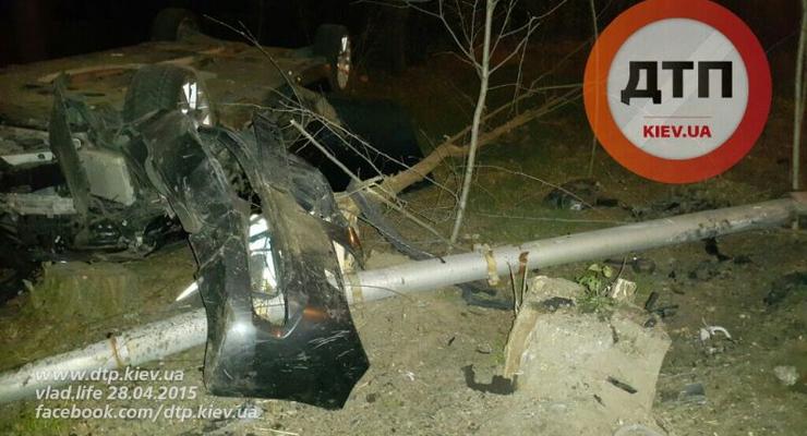 В Киеве BMW 750 врезался в Mercedes Vito, снес столб и опрокинулся (фото)