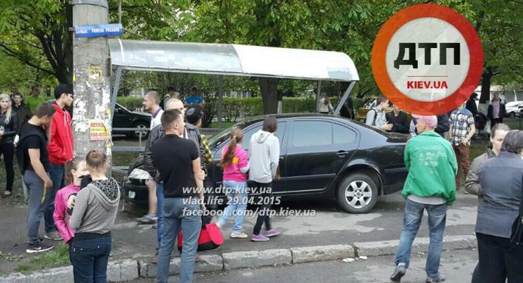 В Киеве Skoda протаранила остановку с детьми (фото)