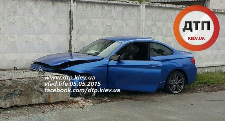 В Киеве на Подоле разбился новый BMW M235i, есть раненые
