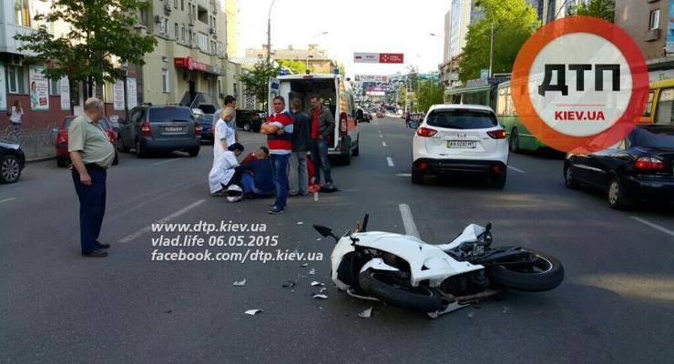В Киеве девушка-мотоциклист на Kawasaki столкнулась с Mazda CX-5 (фото)