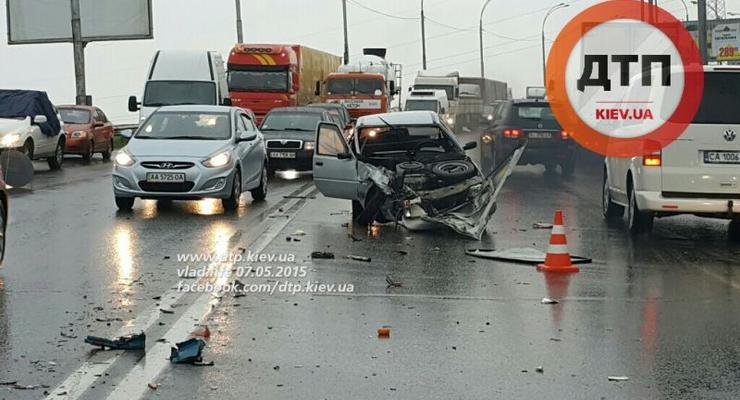 В Киеве в лобовом столкновении Славуты и BMW X1 пострадали трое
