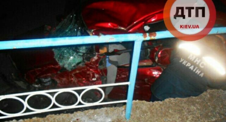 В Борисполе Chevrolet Aveo врезался в насосную станцию, есть жертвы