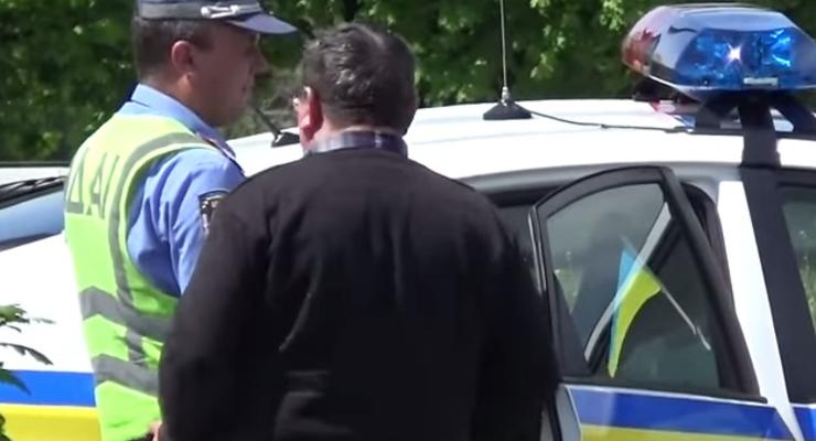 Днепропетровского гаишника поймали на наглом вымогательстве взятки (видео)