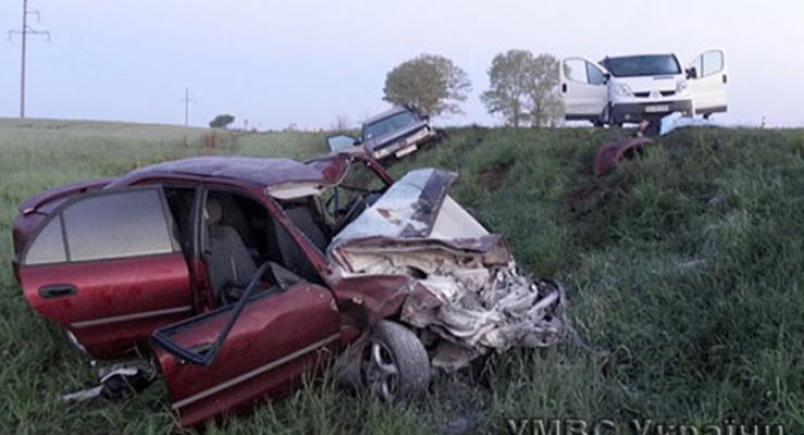 На Волыни Mitsubishi Galant врезался в подбитые на трассе автомобили, есть жертвы (видео)