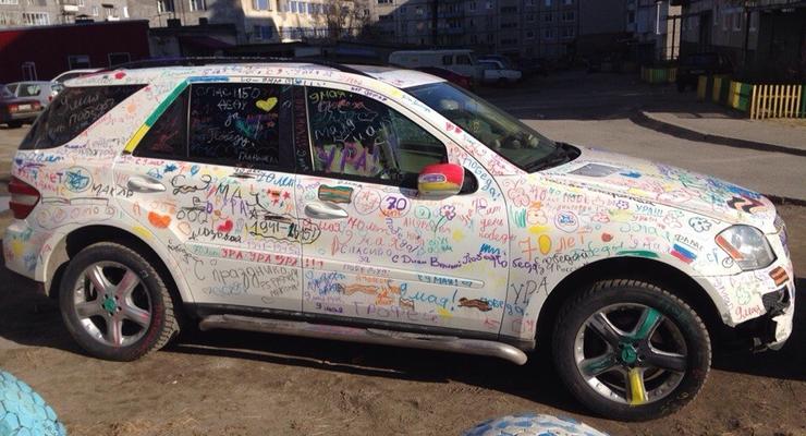 В России оставленное на детской площадке авто разукрасили к празднику (фотофакт)