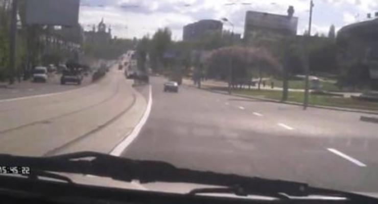 В Донецке танк боевиков таранил трамвайную остановку (видео)