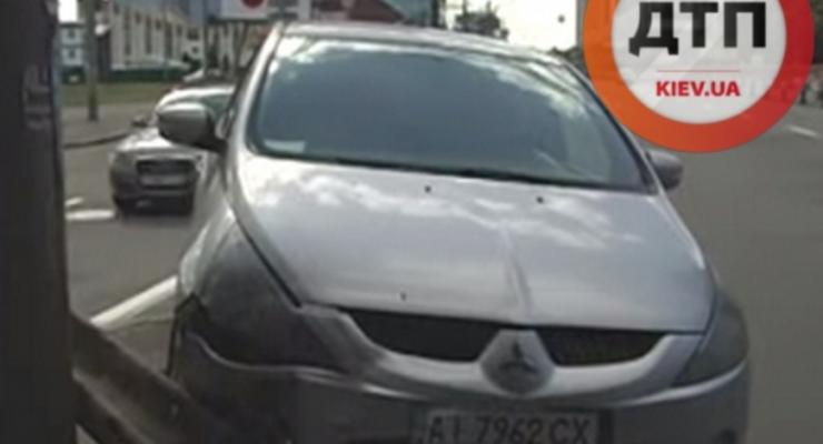 В Киеве водитель Mitsubishi Galant попал в аварию и задержал ее виновника (видео)