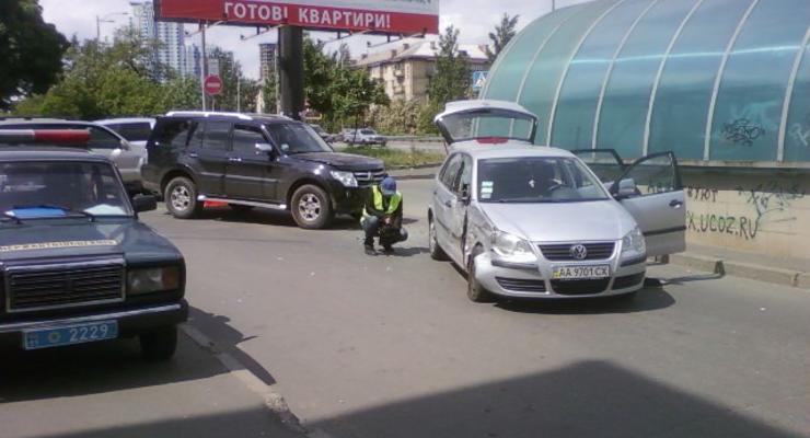 В Киеве внедорожник таранил Volkswagen, есть раненые (фото)