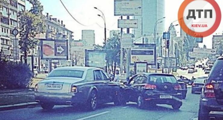 В центре Киева Volkswagen Golf ударил Rolls-Royce Phantom (фото)