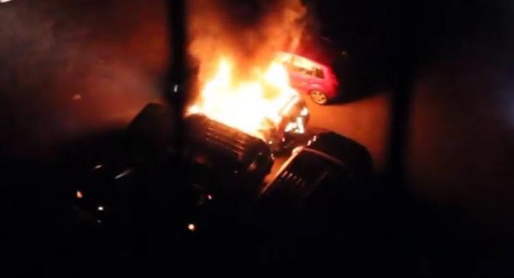В Киеве на Позняках пылали четыре автомобиля (видео)