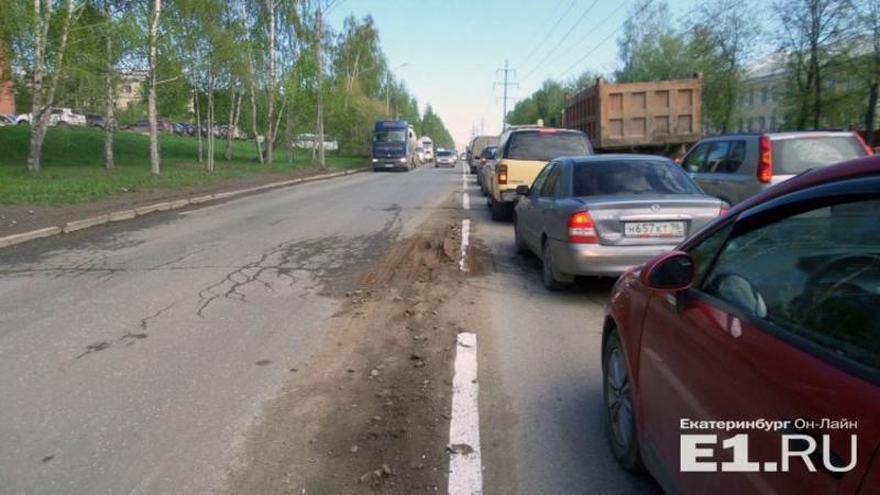 В Екатеринбурге нанесли разметку на грязь посреди улицы (фото) / e1.ru