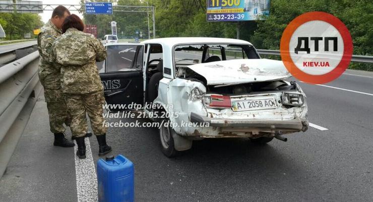 В Киеве фура Volvo таранила ВАЗ с военными (фото)