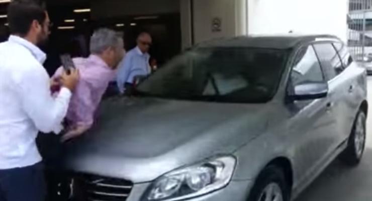 На показе системы парковки Volvo XC60 сбил зрителей (видео)