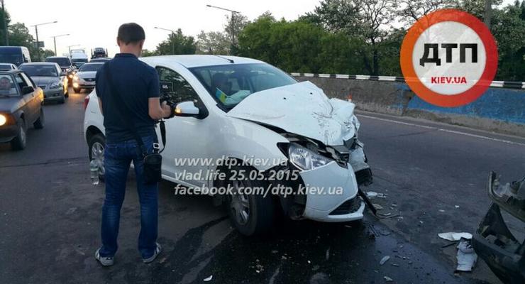 В Киеве пьяный водитель на Peugeot Expert протаранил Renault Sandero, есть раненые (фото)
