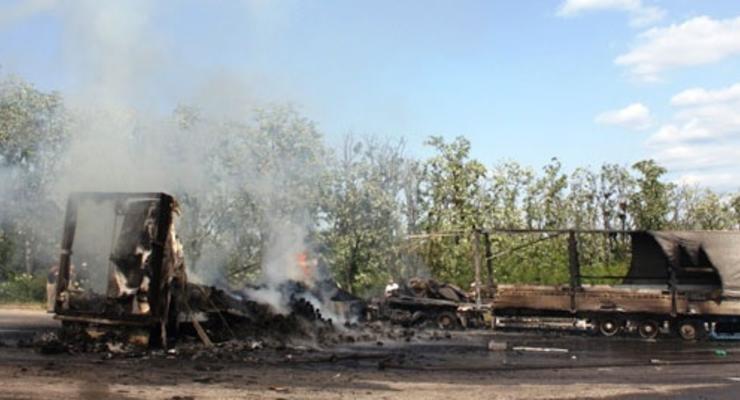Под Запорожьем столкнулись три грузовика: один водитель сгорел заживо (фото)
