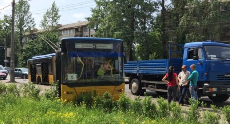 В Киеве троллейбус попал в аварию с грузовиком (видео)