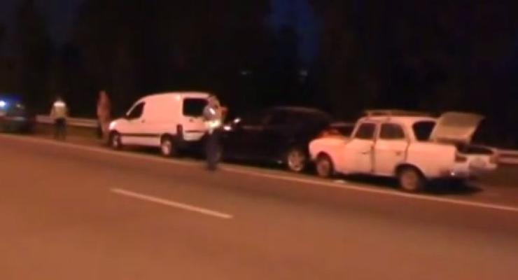 В Киеве пожилой мужчина на Москвиче протаранил три авто (видео)