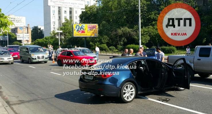 В Киеве иностранец на Mazda6 спровоцировал масштабное ДТП и пробку (фото)