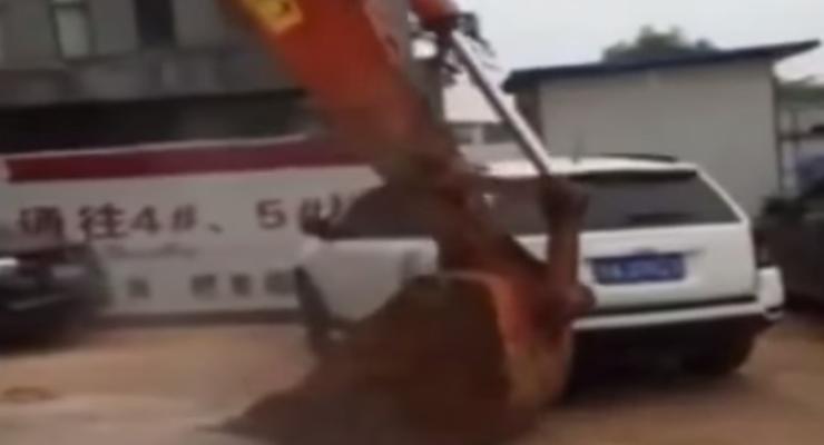 В Китае неправильно припаркованные авто убрали экскаватором (видео)