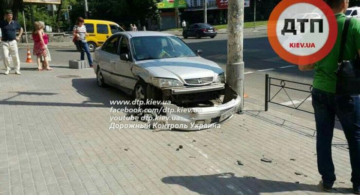 СМИ: в Киеве Opel Vectra с сотрудником СБУ врезался в Honda (фото)
