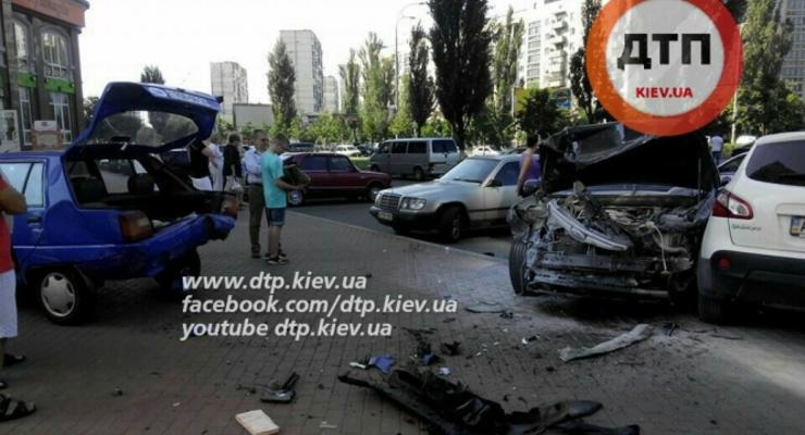 В Киеве водитель Subaru потерял сознание и протаранил пять авто (фото)