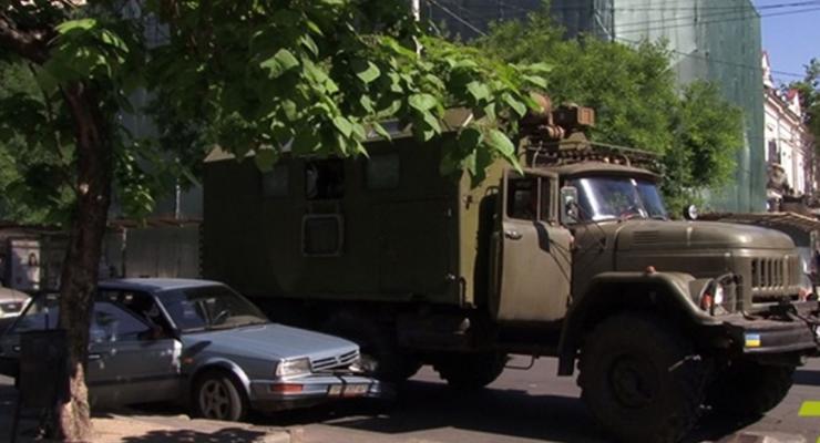 В Одессе военный грузовик раздавил Nissan (видео)