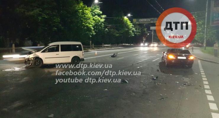 В Киеве на Соломенке лоб в лоб столкнулись Mercedes E250 и Volkswagen (фото)