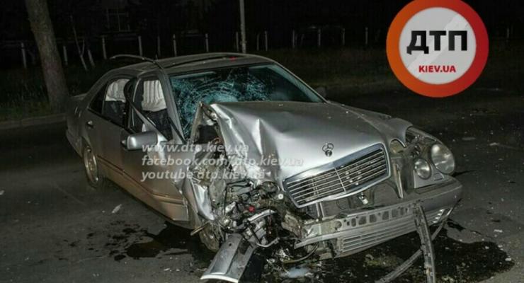 В Киеве Mercedes уничтожился о столб, есть раненые
