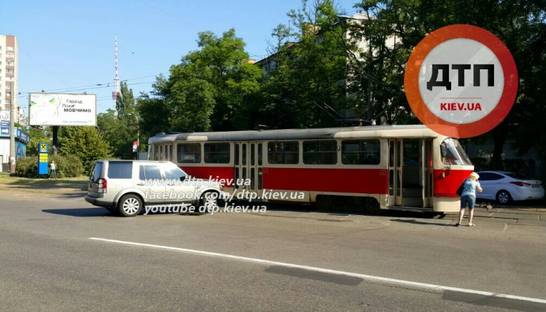 В Киеве водитель Land Rover Discovery протаранила трамвай (фото)