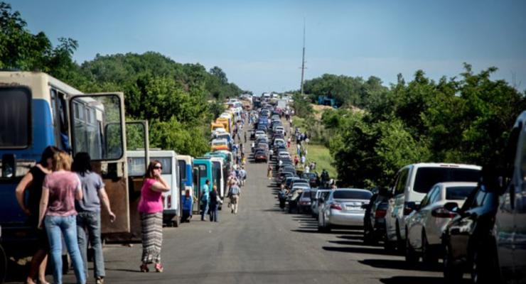 Выезд с подконтрольной ДНР территории парализован, огромные пробки