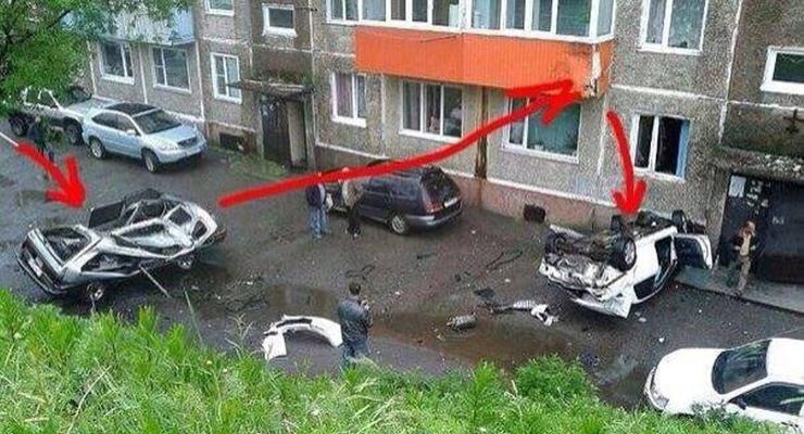 В России пьяные полицейские на Subaru врезались в балкон второго этажа (фото)