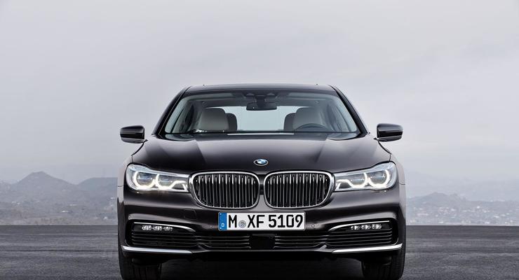 Компания BMW официально рассекретила новую "семерку" (фото)
