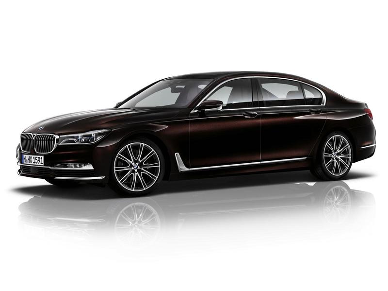 Компания BMW официально рассекретила новую 