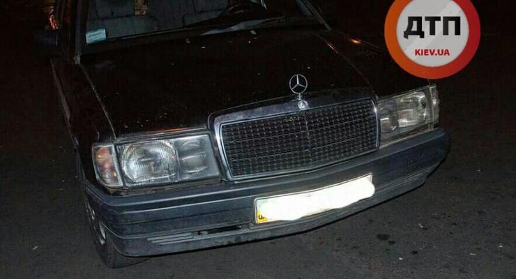 В Киеве пьяный водитель Mercedes сбил пешехода и пытался сбежать (фото)