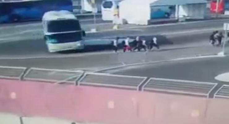 В Баку автобус сбил группу спортсменок, есть раненые (видео)
