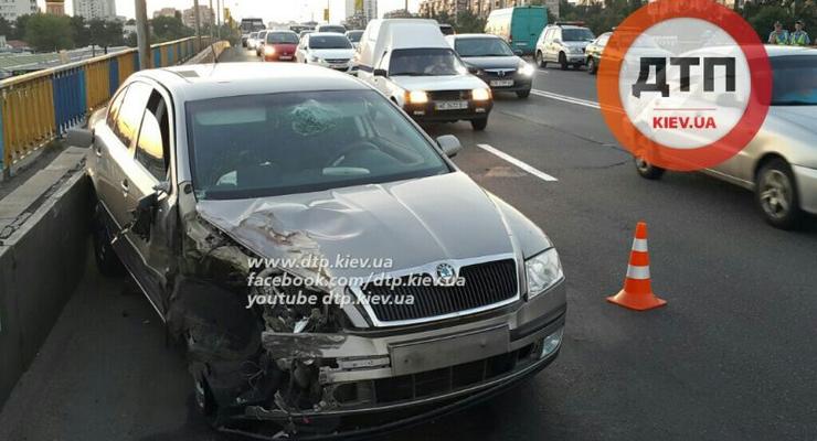 В Киеве водитель Skoda Octavia устроил масштабную аварию (фото)
