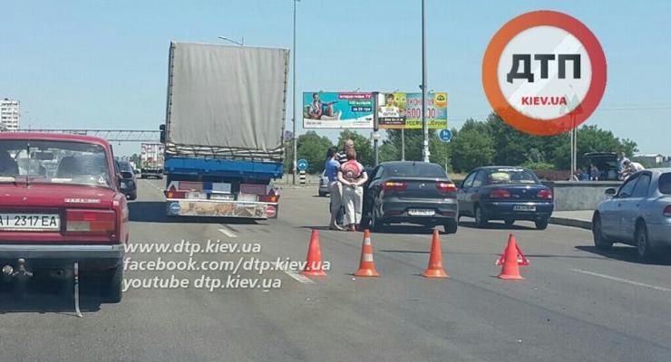 В Киеве столкнулись Kia Rio и грузовик Scania (фото)