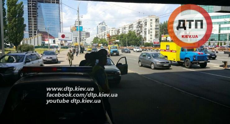 В Киеве фура врезалась в Воздухофлотский путепровод и скрылась, есть раненые (фото)