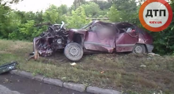 В Черновцах переполненный Opel Kadett врезался в дерево, есть жертвы