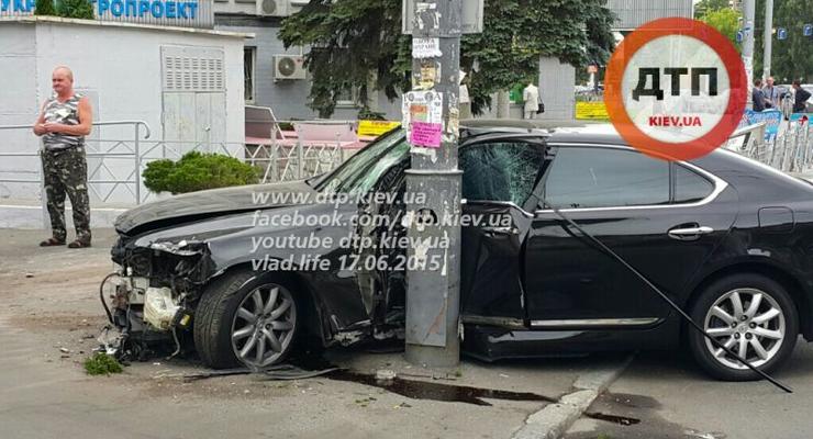 В Киеве Lexus LS 460 снес ограждение и врезался в столб, есть раненые (фото)