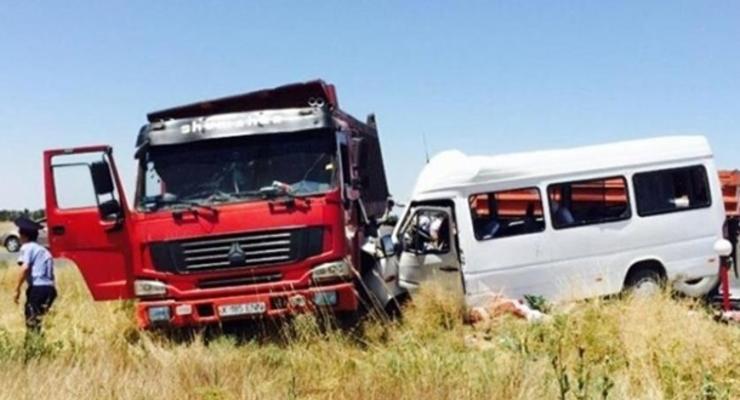 В Казахстане автобус столкнулся с грузовиком: 14 погибших