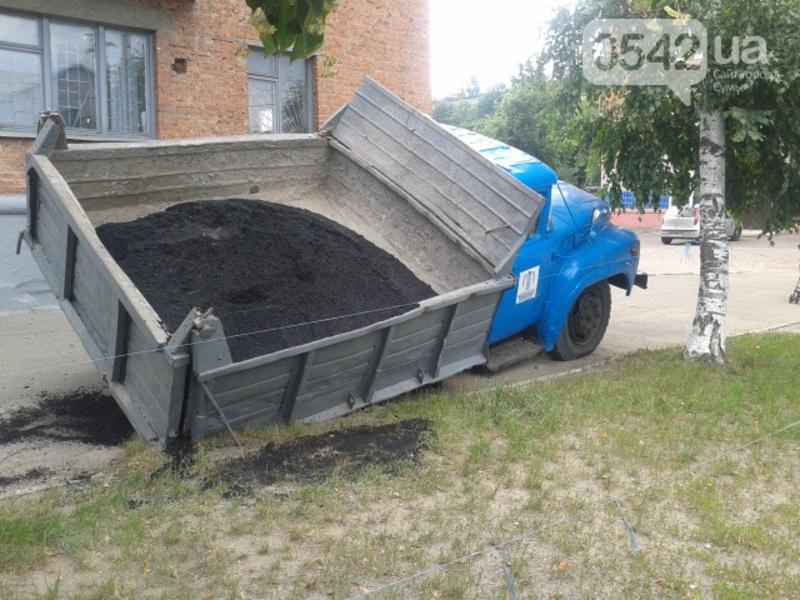 В Сумах грузовик ремонтников провалился под асфальт (фото) / 0542.ua
