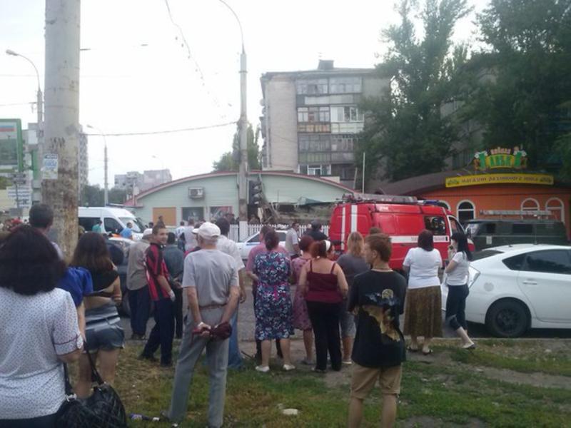 В Луганске БМП боевиков влетела в бар, есть жертвы среди гражданских / vk.com/lugansk_advice